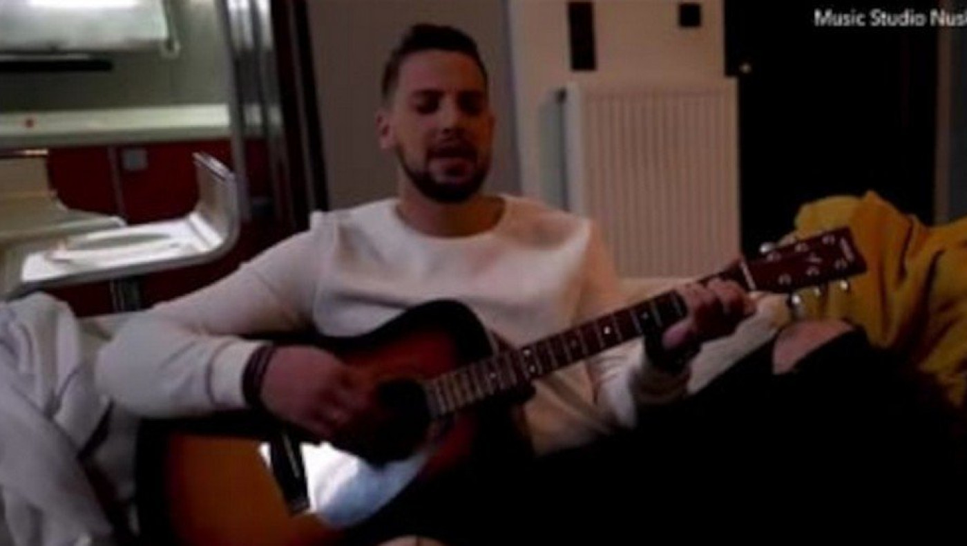 Μάνος Δασκαλάκης: «Προμοτάρει» νέο τραγούδι στο Youtube-Εκατοντάδες τα αρνητικά σχόλια