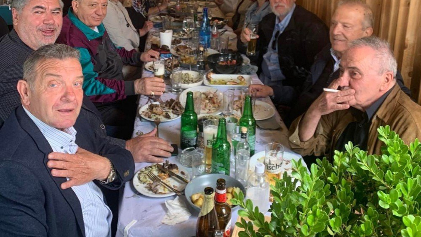 Αψογη φιλοξενία του Αγγελου Φραντζή με μεγάλη παρέα, καλό φαγητό και... χαμόγελο!