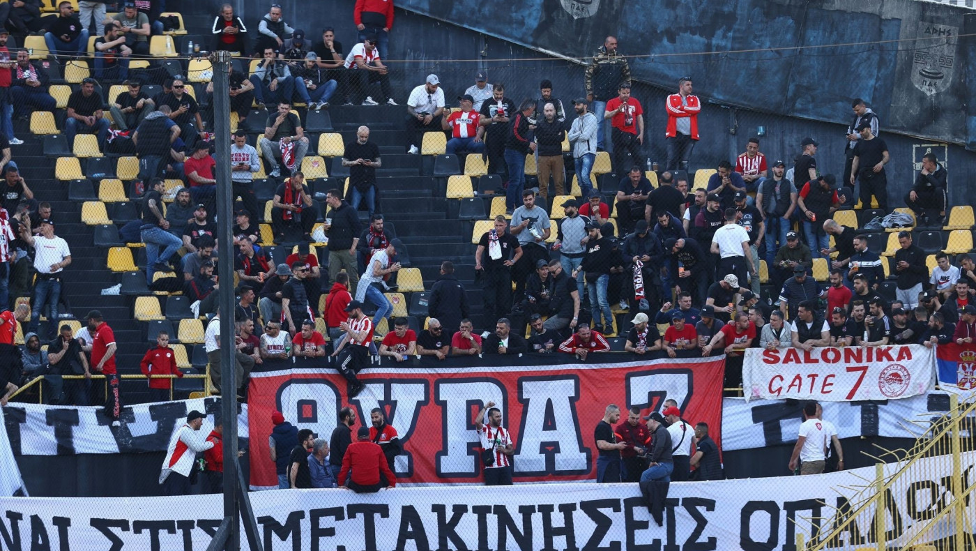 Οπαδοί του Ολυμπιακού στο Βικελίδης