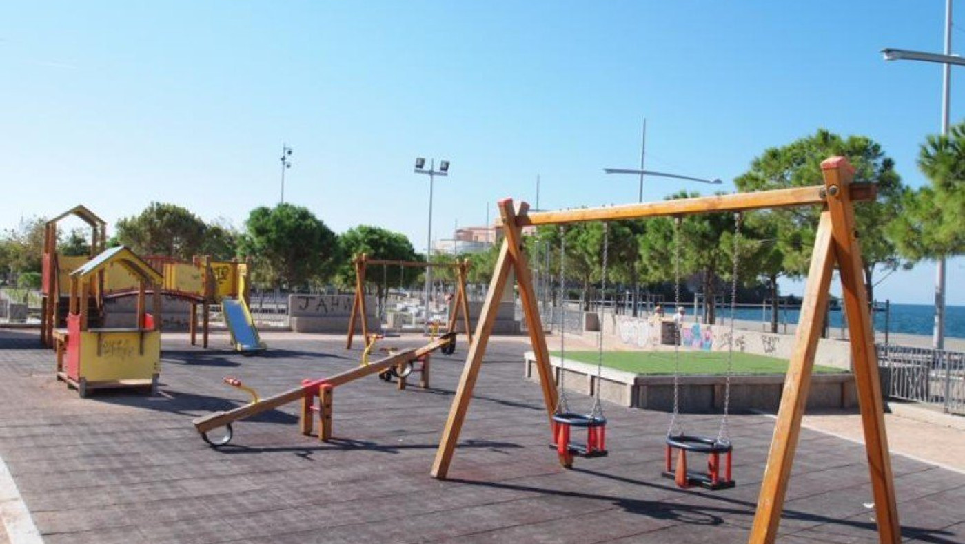 Θεσσαλονίκη: Εικόνες ντροπής με γυμνά παιδιά σε παιδική χαρά (vids)