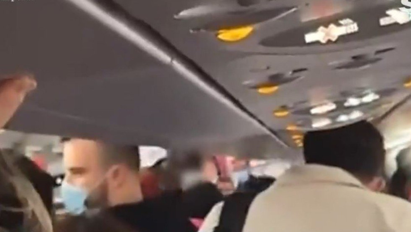 Αεροπλάνο στην Κρήτη μετατράπηκε σε... σαλούν: Απίστευτο ξύλο μεταξύ επιβατών