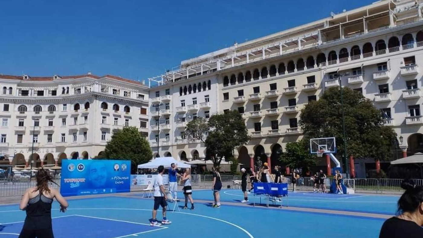 Σε γήπεδο μπάσκετ μετατράπηκε η πλατεία Αριστοτέλους – Στη μνήμη του Αλκή