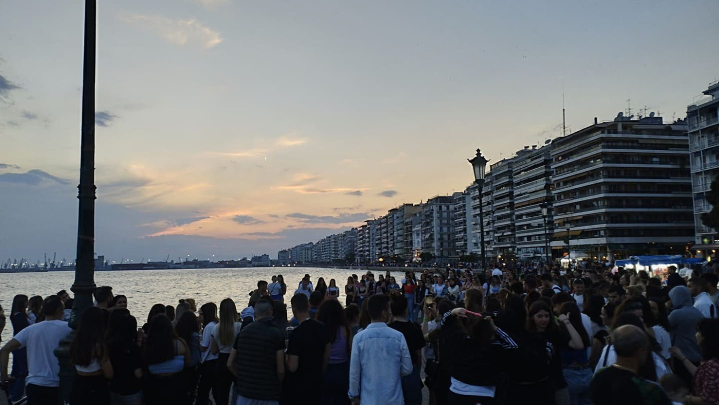 Χαμός στην παραλία για δύο τραγουδιστές!