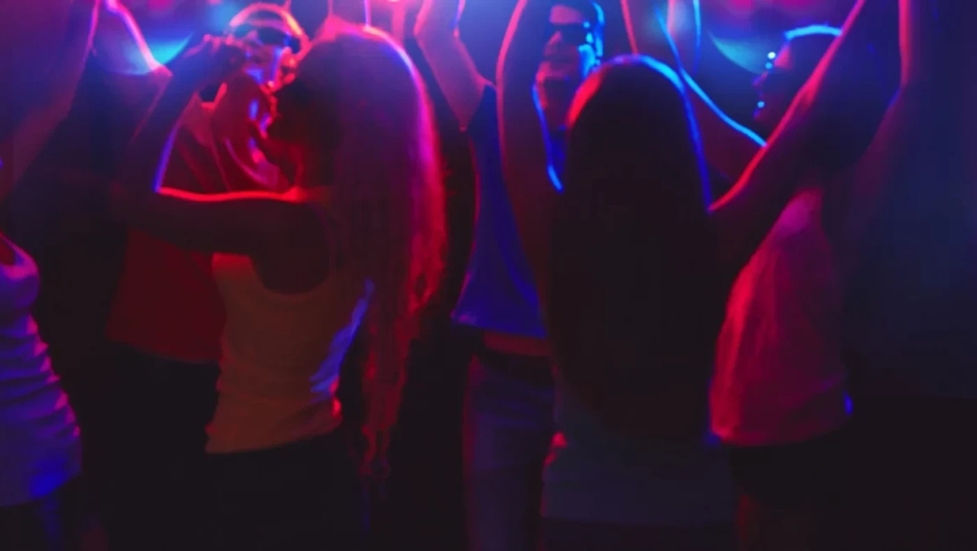 Η ΑΑΔΕ κατέσχεσε έναν τόνο ποτά «μπόμπες» σε νυχτερινό κέντρο