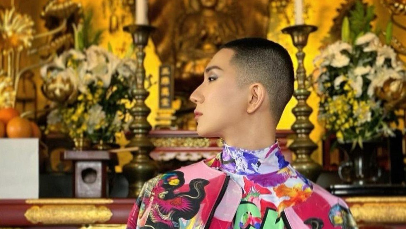 Μοναχός φοράει... ψηλοτάκουνα και κάνει μακιγιάζ