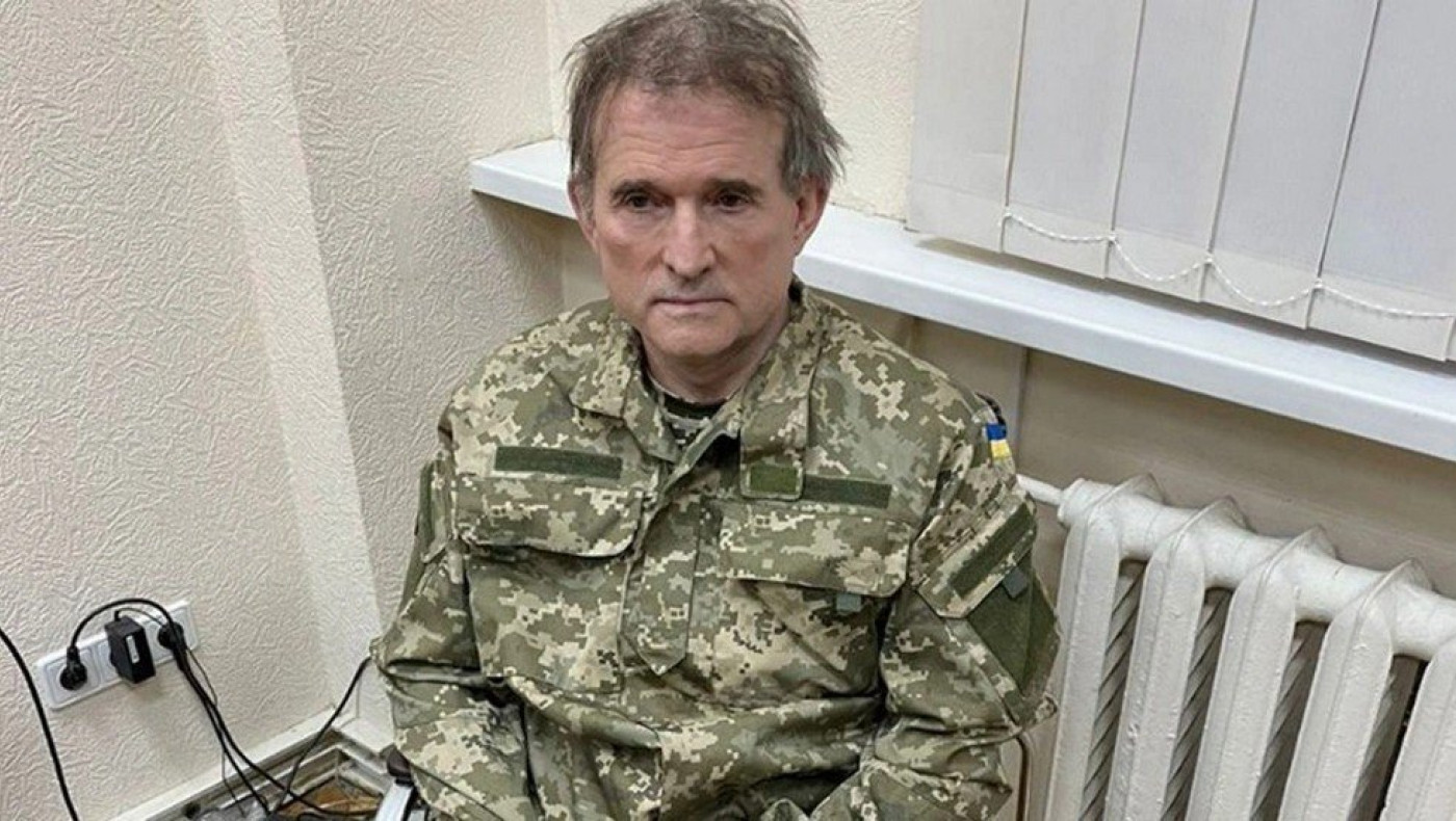 Πόλεμος στην Ουκρανία: Η Μόσχα θα εξετάσει το ενδεχόμενο να ανταλλάξει τους αιχμάλωτους μαχητές του τάγματος Αζόφ με τον Βίκτορ Μέντβεντσουκ