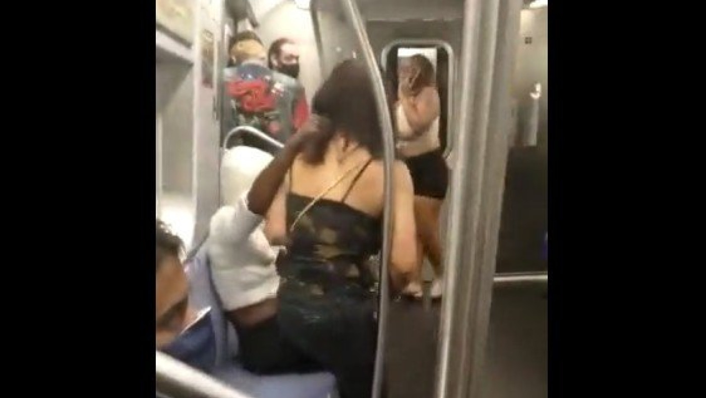 Νέα Υόρκη: Άντρας βουτά από τα μαλλιά γυναίκα μέσα στο μετρό