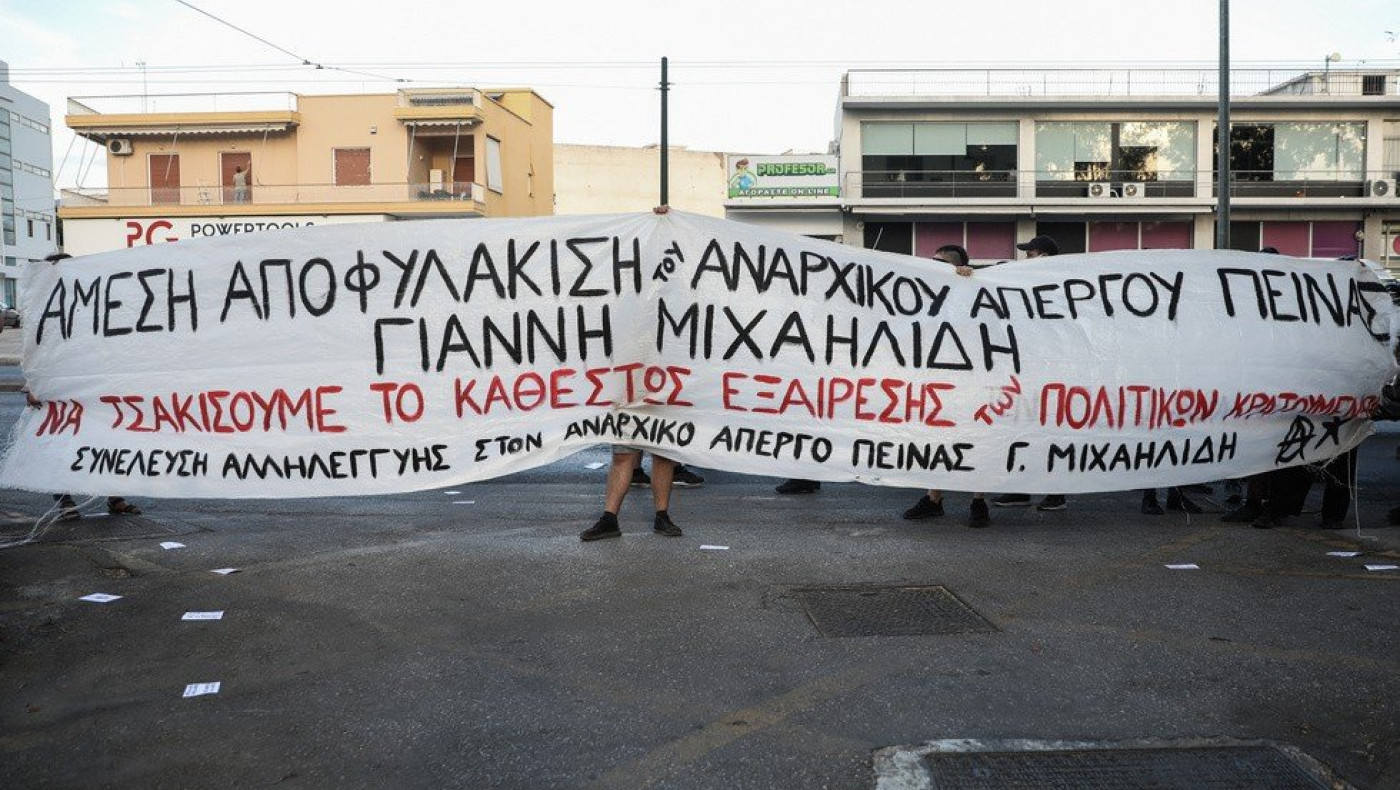 Τρικάκια και πανό σε εκδήλωση με Άδωνι, Βορίδη, Ψαριανό και Πορτοσάλτε