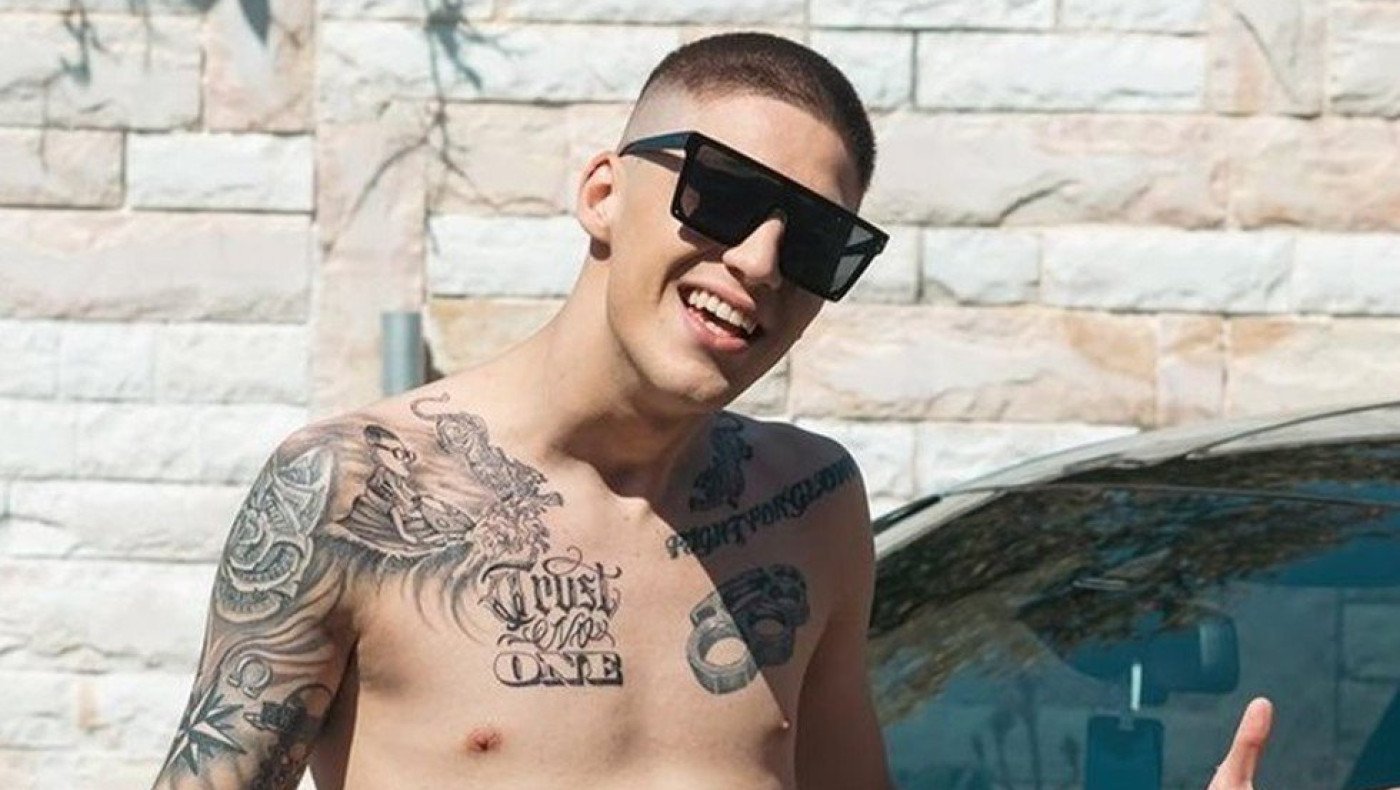 Ο τράπερ Trannos προκαλεί ξανά -Τρέχει με το αυτοκίνητο με πάνω από 220 χλμ