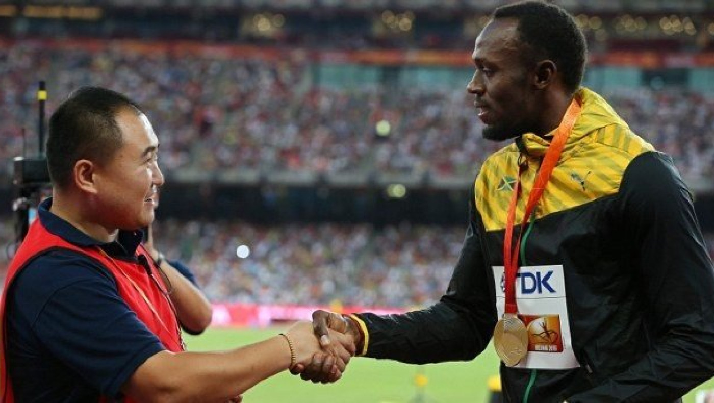 Συγγνώμη για το... τάκλιν από τον κάμεραμαν στον Μπολτ! (pics+video)