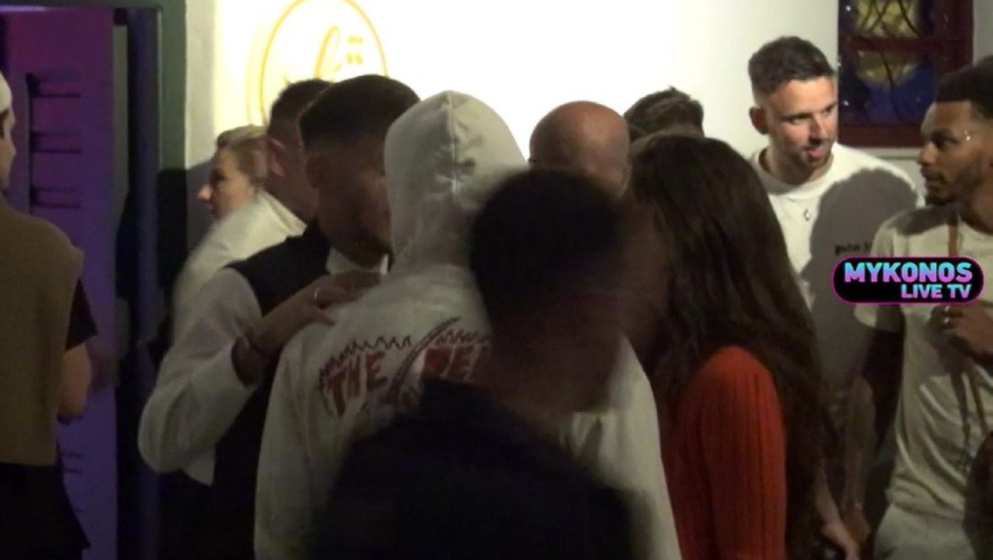 Ποιος ηθοποιός κυκλοφορεί με κουκούλα στη Μύκονο για να μην τον αναγνωρίσουν