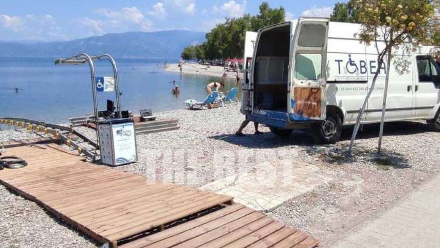 Αίγιο: Καταγγελία ότι έβγαλαν ράμπα αναπήρων από παραλία για να βάλουν ξαπλώστρες