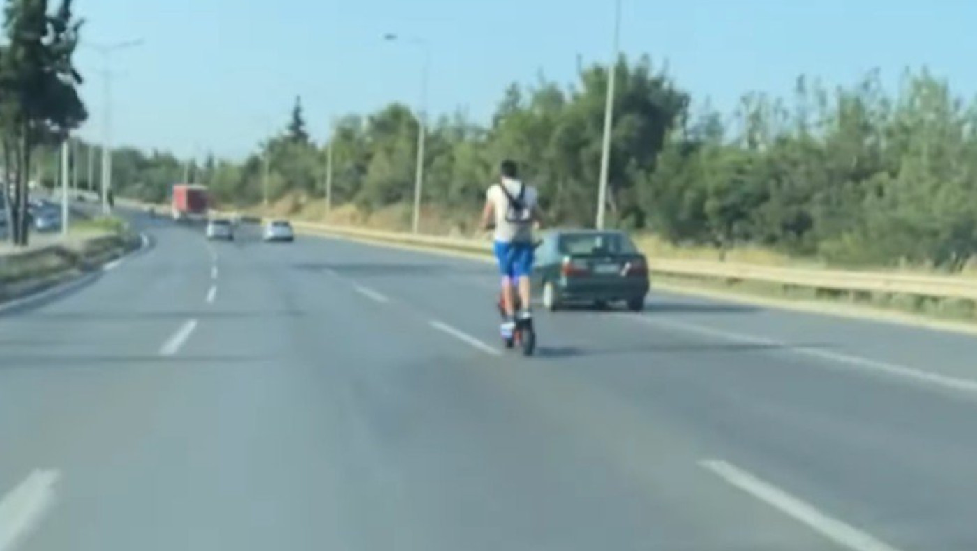 Θεσσαλονίκη: Νεαρός διασχίζει τον Περιφερειακό με πατίνι! – Εικόνες που σοκάρουν
