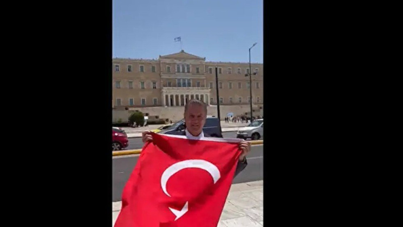Απίστευτη πρόκληση με Τούρκικη σημαία έξω από τη Βουλή: «Μητσοτάκη, πάρε το χέρι σου από τα όπλα»