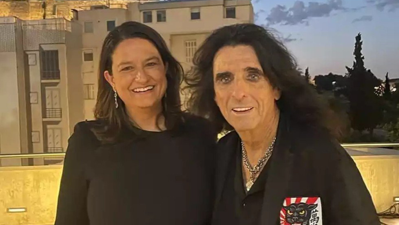 Η Νίκη Κεραμέως πόζαρε παρέα με τον Alice Cooper, αλλά μετά ανακοίνωσε ότι έχει κορωνοϊό