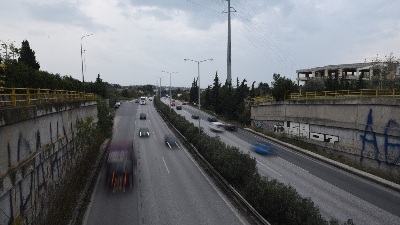 Θεσσαλονίκη: Καραμπόλα και σύγκρουση με βυτιοφόρο στον περιφερειακό – Τροχαίο και στη Μουδανιών