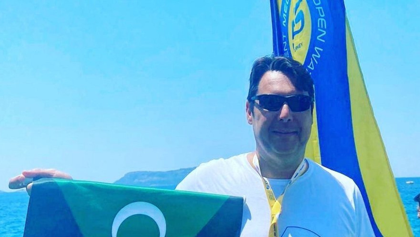 Αντιδήμαρχος φωτογραφήθηκε με τη σημαία της «ανεξάρτητης» Δυτικής Θράκης