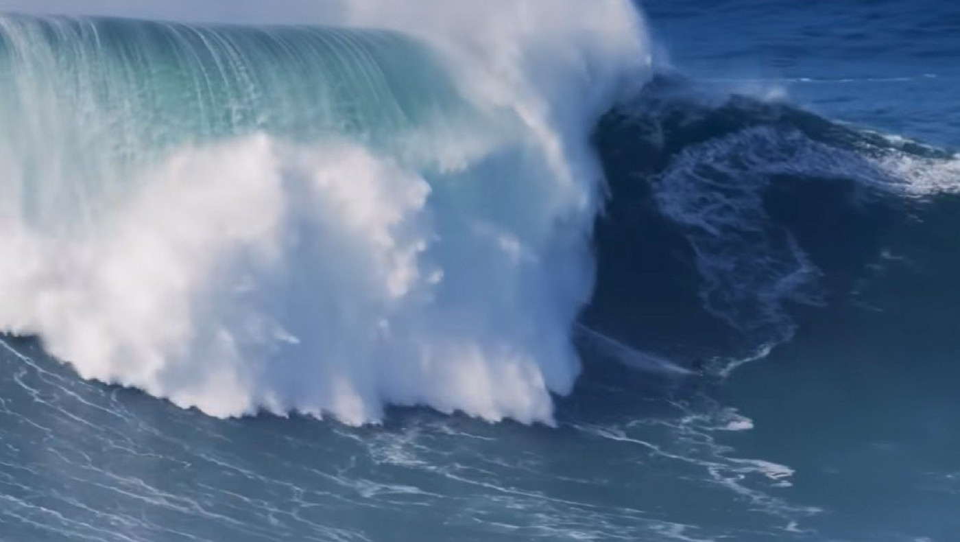 Ρεκόρ Γκίνες: Το σέρφινγκ σε κύμα 24 μέτρων και η μεγαλύτερη πτήση με χάρτινο αεροπλανάκι