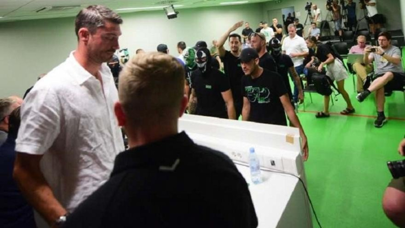 Ριέρα: Οργανωμένοι της Ολίμπια μπούκαραν στην αίθουσα και τον έδιωξαν!