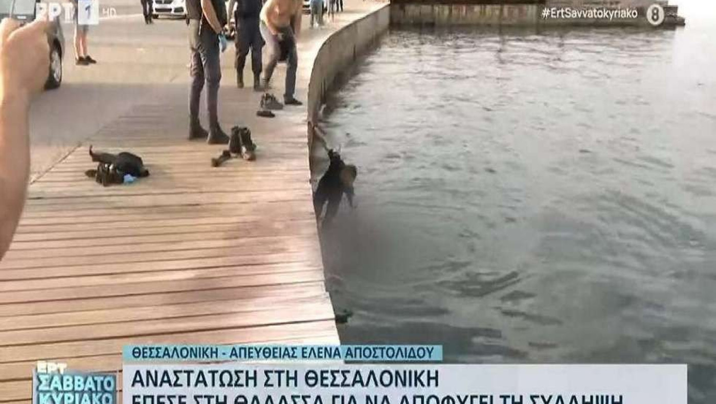 Θεσσαλονίκη: Βούτηξε στον Θερμαϊκό με χειροπέδες για να μην συλληφθεί!