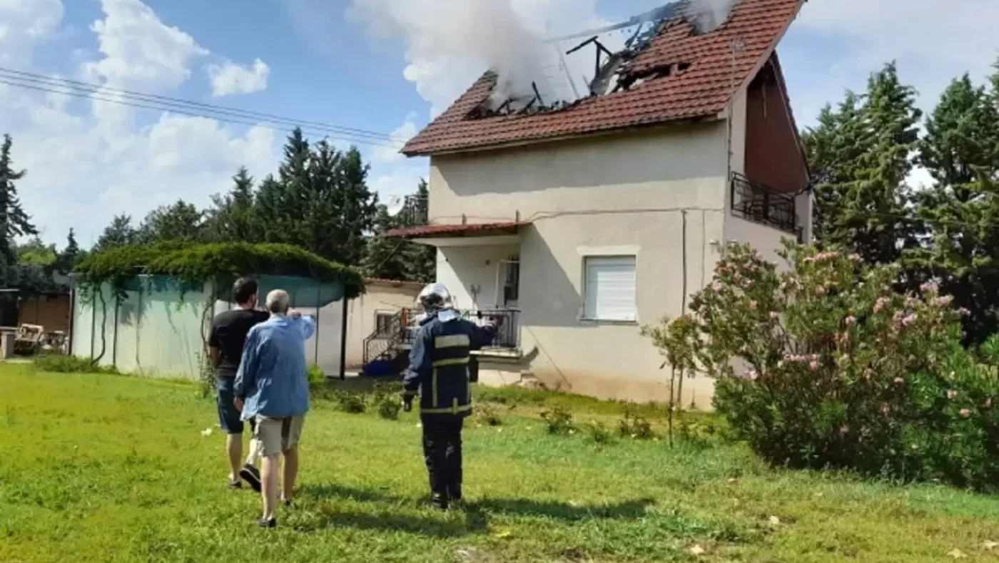 Λάρισα: Κεραυνός χτύπησε κατοικημένο σπίτι – Μεγάλες καταστροφές