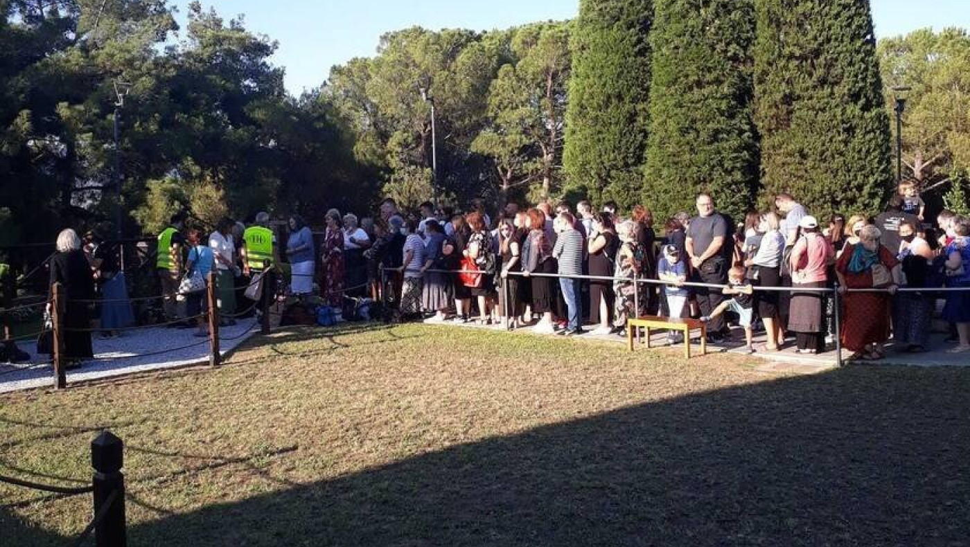 Πιστοί από κάθε σημείο της Ελλάδας προσκυνούν  τον τάφο του Αγίου Παϊσιου