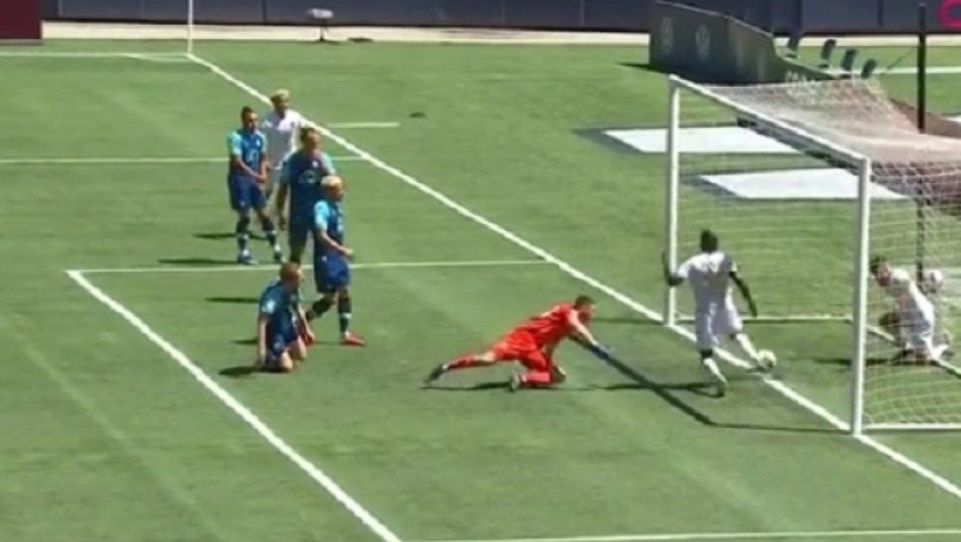 Δεν έχει ξαναγίνει: Βιάστηκε να πανηγυρίσει και κλώτσησε μακριά την μπάλα πριν μπει γκολ!