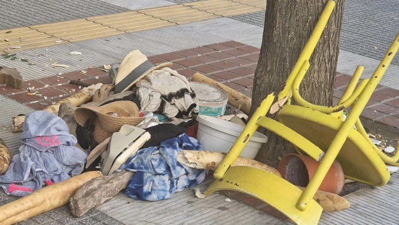 Θεσσαλονίκη: Βγήκε γυμνή στο μπαλκόνι και πετούσε τα πράγματά της στον δρόμο