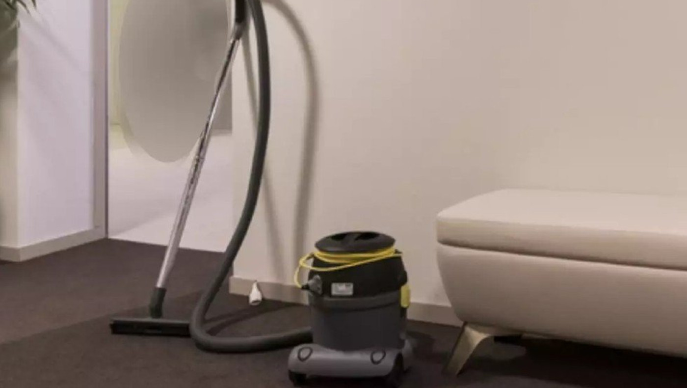 Εφημέριος φορούσε μόνο... γυναικεία καλσόν και βρισκόταν ερωτικά με μια ηλεκτρική σκούπα