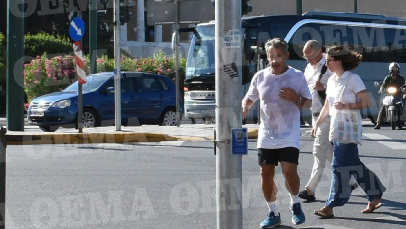 Ο Νικολά Σαρκοζί τρέχει στο κέντρο της Αθήνας... μούσκεμα