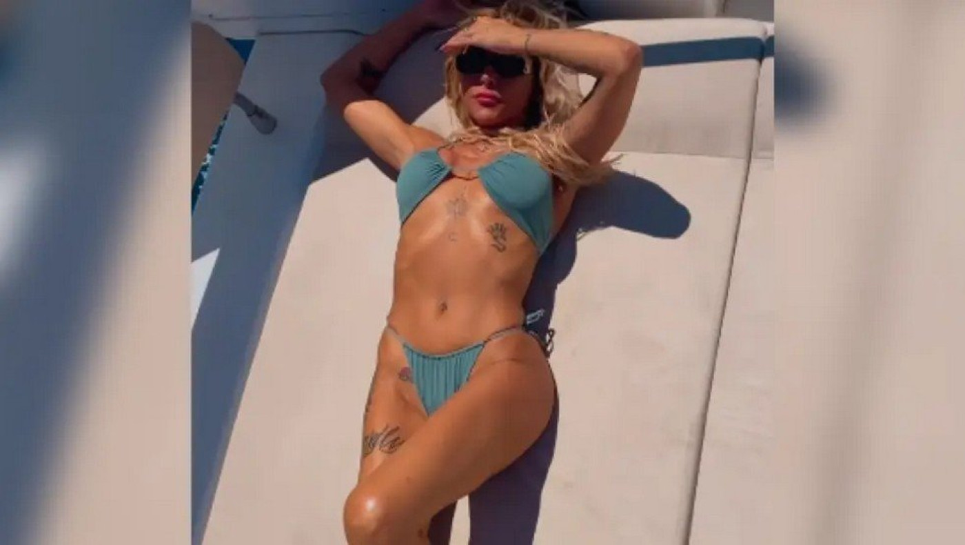 Αγγελική Ηλιάδη: Ποζάρει με το μικροσκοπικό μαγιό της στη Μύκονο