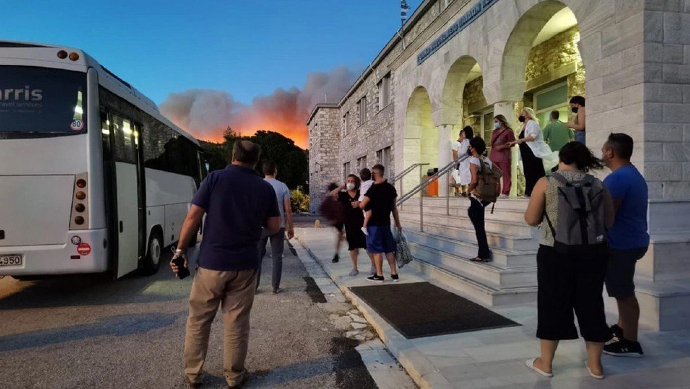 Στιγμές αγωνίας: Εκκένωση στο νοσοκομείο Παίδων Πεντέλης (vids)