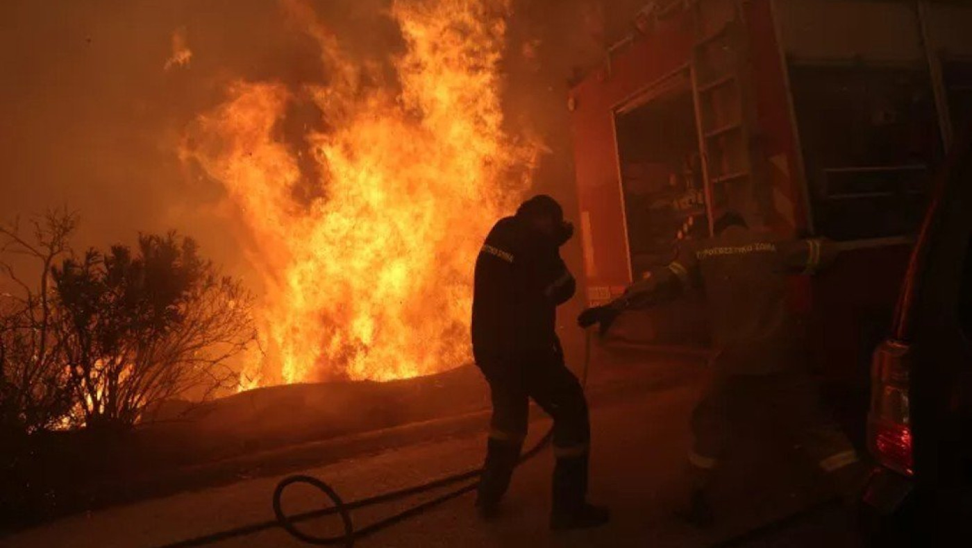 Φωτιά στη Ρόδο: Εκκενώνονται 3 οικισμοί και ένα ξενοδοχείο