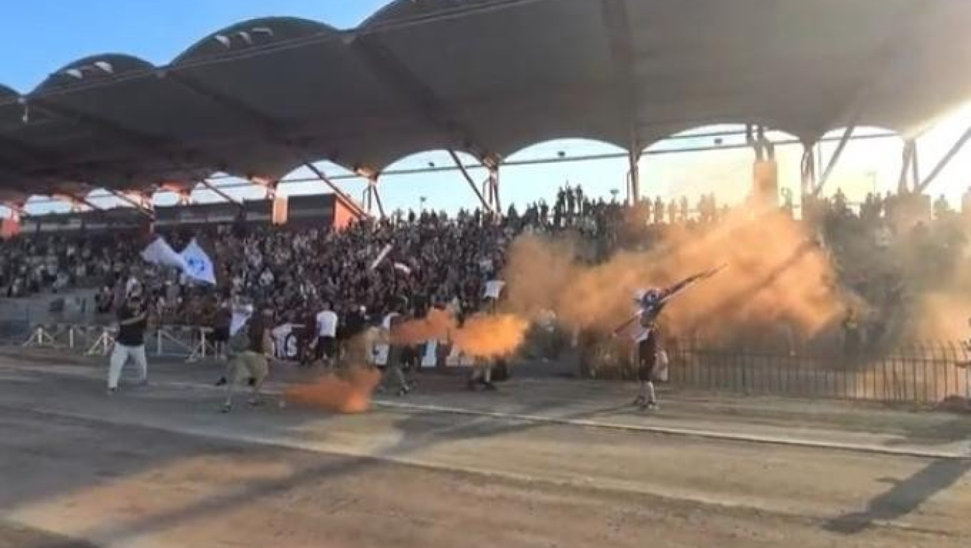 Καπνογόνα και συνθήματα στην πρώτη προπόνηση της ΑΕΛ