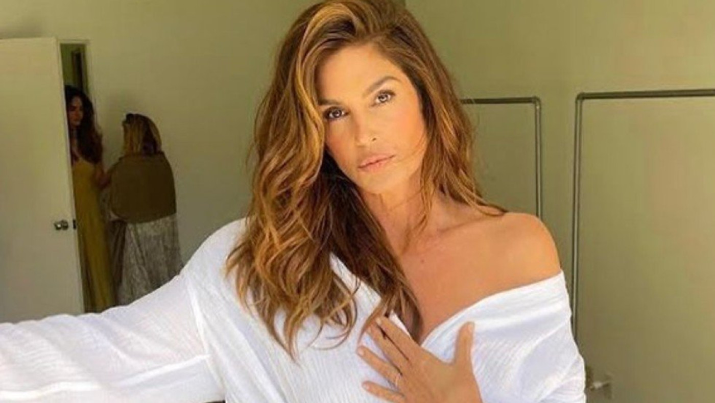 Σίντι Κρόφορντ: Αδιανόητα σέξι, με μπλε μπικίνι στα 56 της