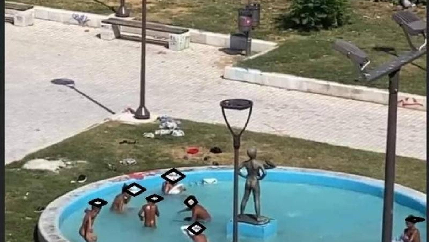 Θεσσαλονίκη: Βούτηξαν γυμνοί σε σιντριβάνι