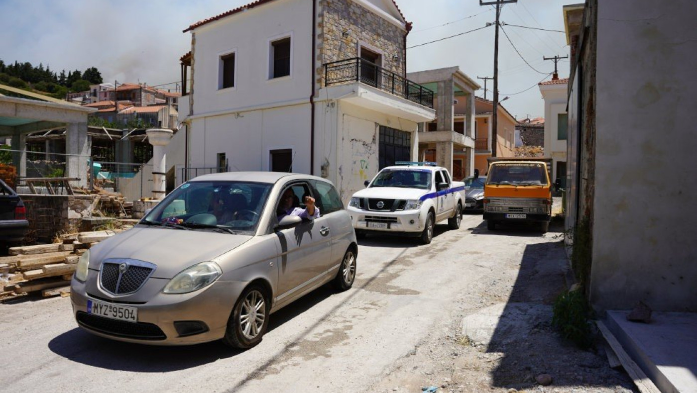 Λέσβος: Δραματικές στιγμές με δάκρυα στην εκκένωση της σεισμόπληκτης Βρίσας