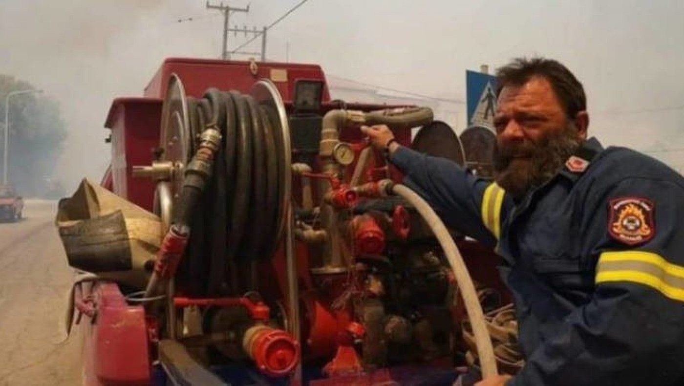 Φωτιά στη Λέσβο: Σήκωσαν τα ράσα και «ρίχτηκαν» στη μάχη με τις φλόγες