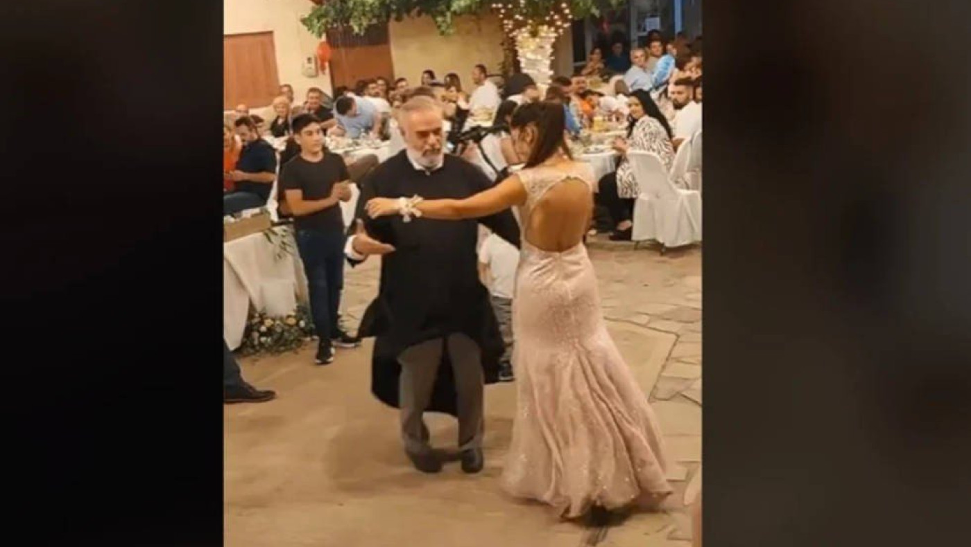 Viral: Παπάς χόρεψε σούστα στην Κρήτη και ξεσήκωσε τους πάντες