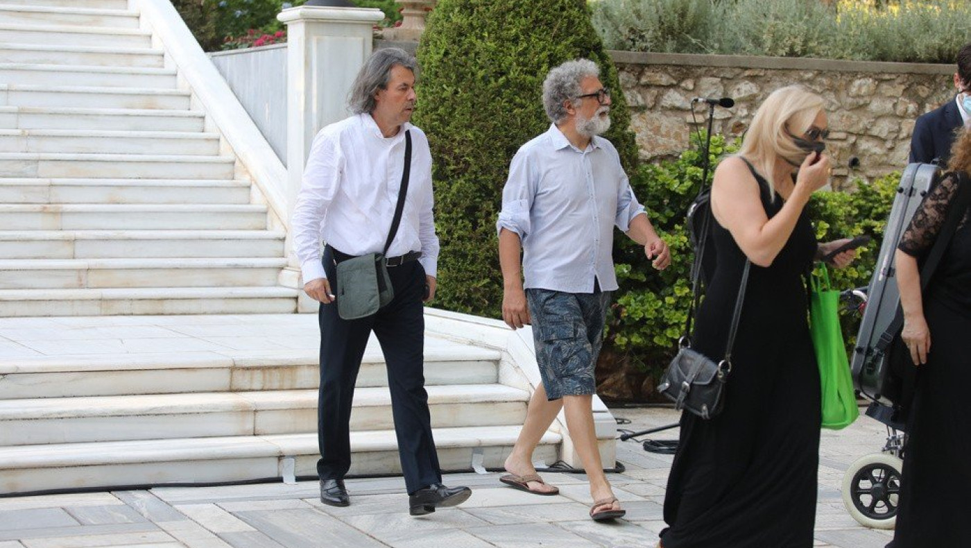 Πιο έξαλλος από χθες ο Πορτοσάλτε για την εμφάνιση με... σαγιονάρα στο Προεδρικό μέγαρο