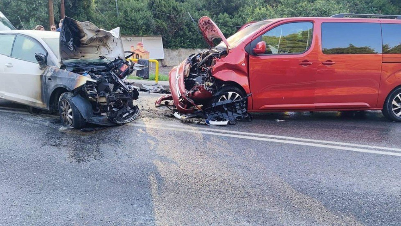 Χαλκιδική: Νεκρός 27χρονος σε σφοδρή σύγκρουση αυτοκινήτου με mini bus