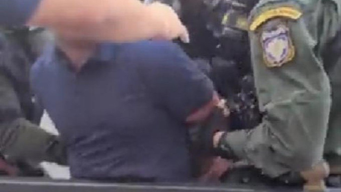 Νέο βίντεο: Αστυνομικός χτυπά τον ίδιο διαδηλωτή με το γόνατο στην πλάτη!