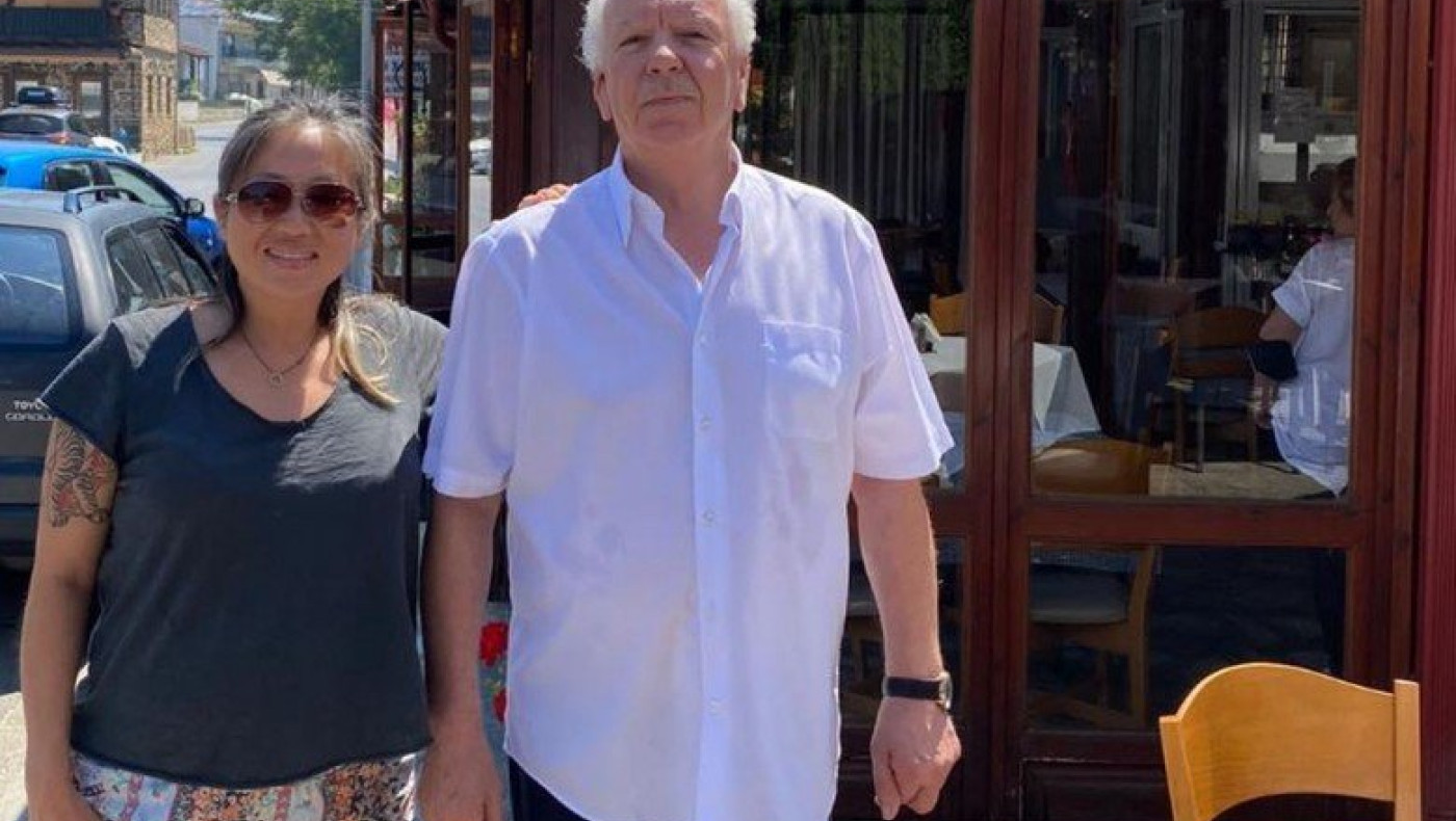 Αμερικανίδα Πρόξενος αποθεώνει τα σουβλάκια του Προδρόμου στη Χαλκιδική