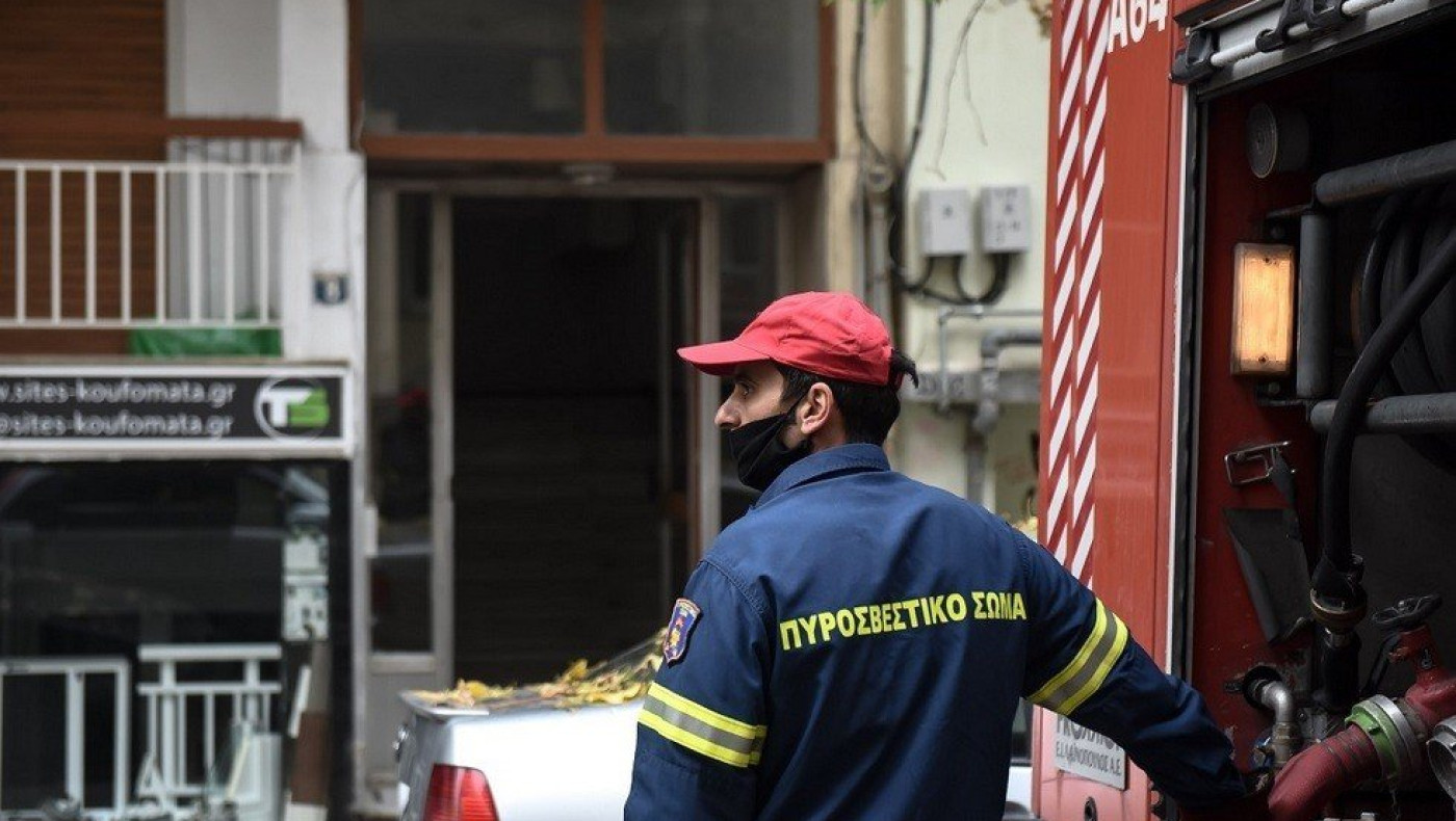 Θεσσαλονίκη: Φωτιά σε ταράτσα πολυκατοικίας στο κέντρο της πόλης