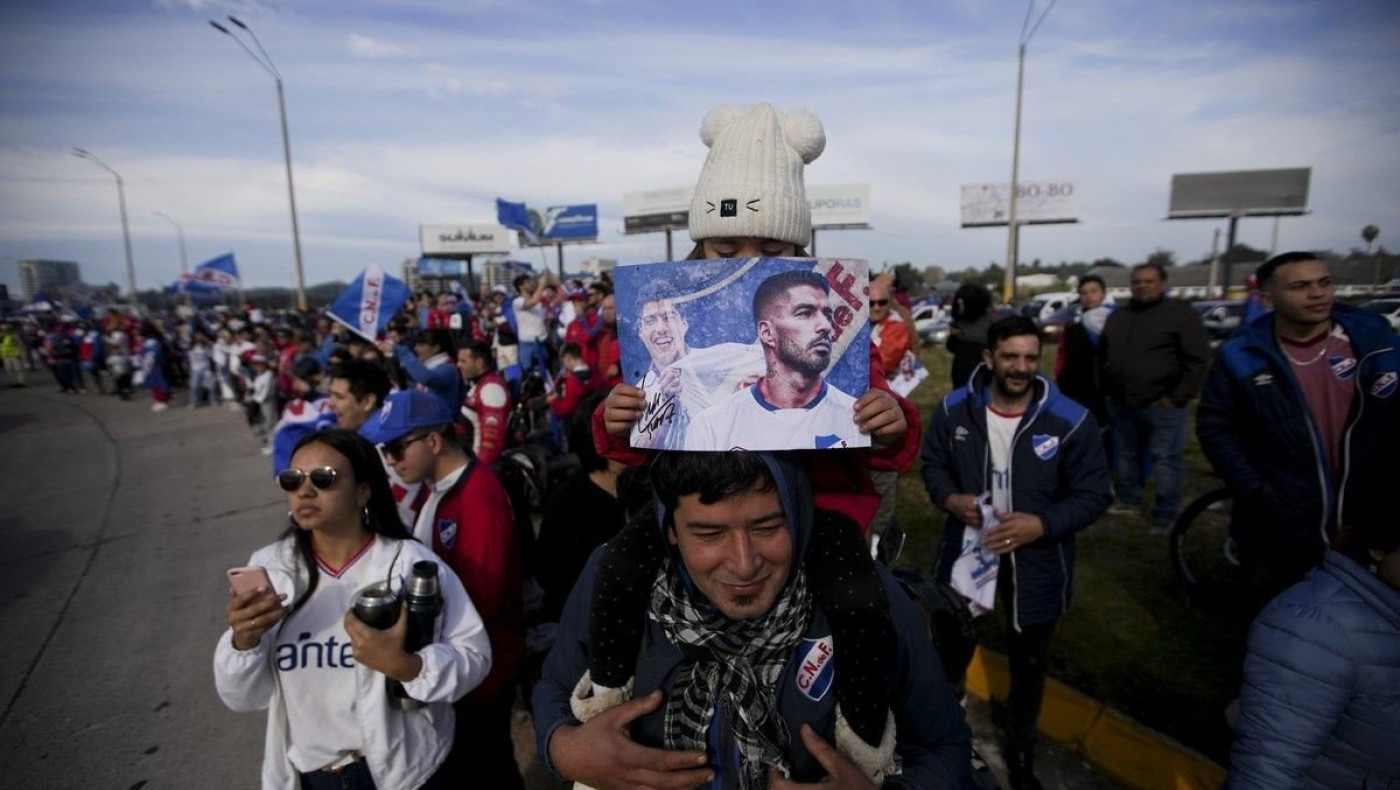 Χαμός στο Μοντεβιδέο για να υποδεχθούν τον Σουάρες