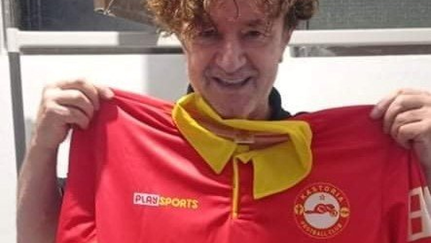 Ο Goran Bregovic με την φανέλα της Καστοριάς