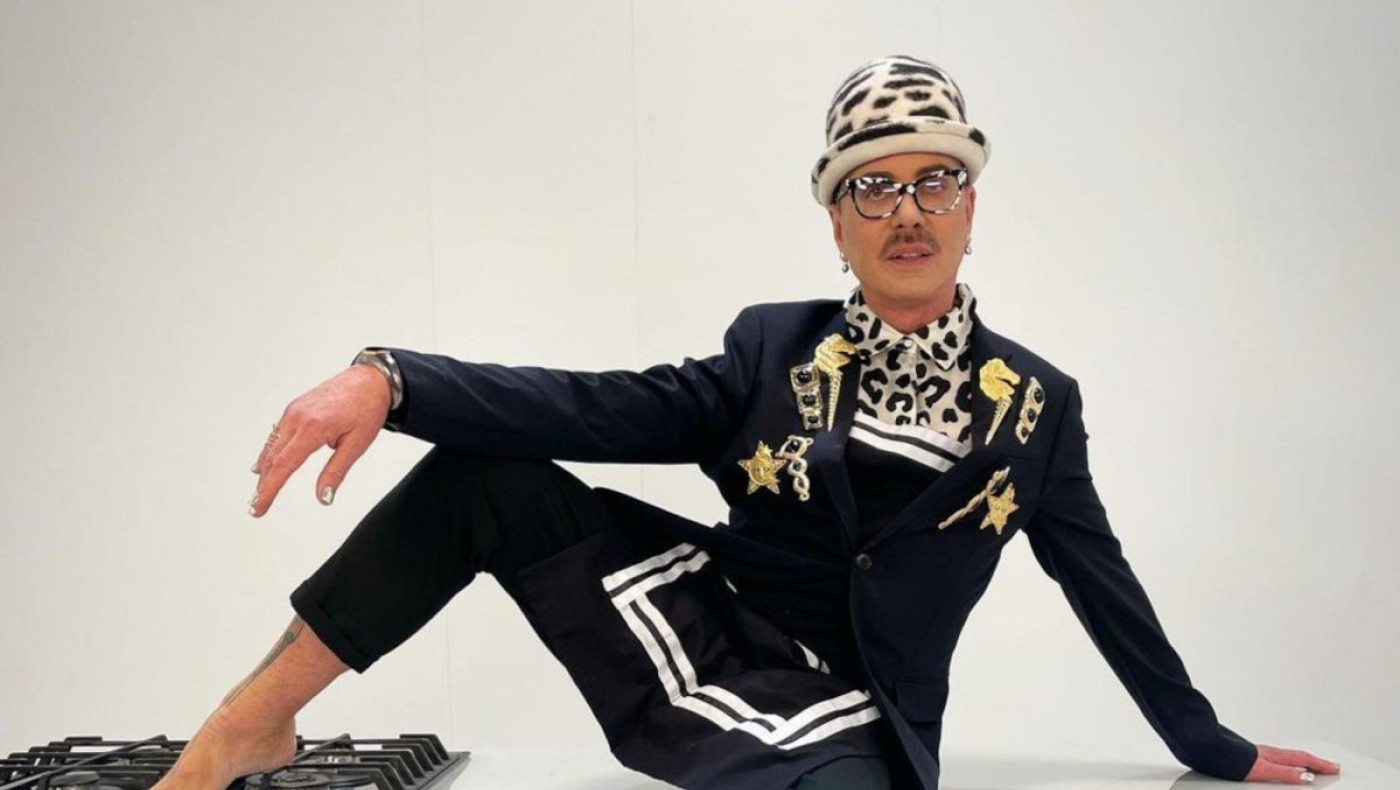 Λάκης Γαβαλάς: Ποζάρει γυμνός, λίγο πριν τα 70α γενέθλιά του