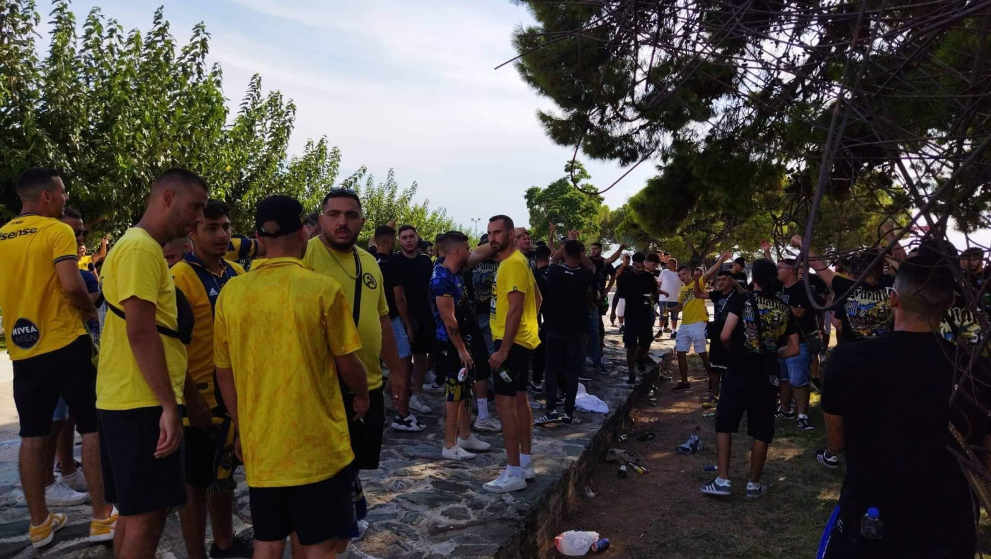 Οπαδοί της Μακάμπι Τελ Αβίβ φωνάζουν συνθήματα στο Λευκό Πύργο (vids)