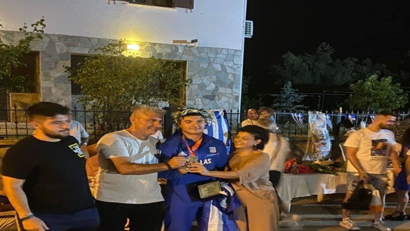 Υποδοχή ήρωα με πυρσούς-περιπολικά στον χρυσό σφυροβόλο, Γιάννη Κορακίδη, στο Πεδινό Κιλκίς (pics+vids)