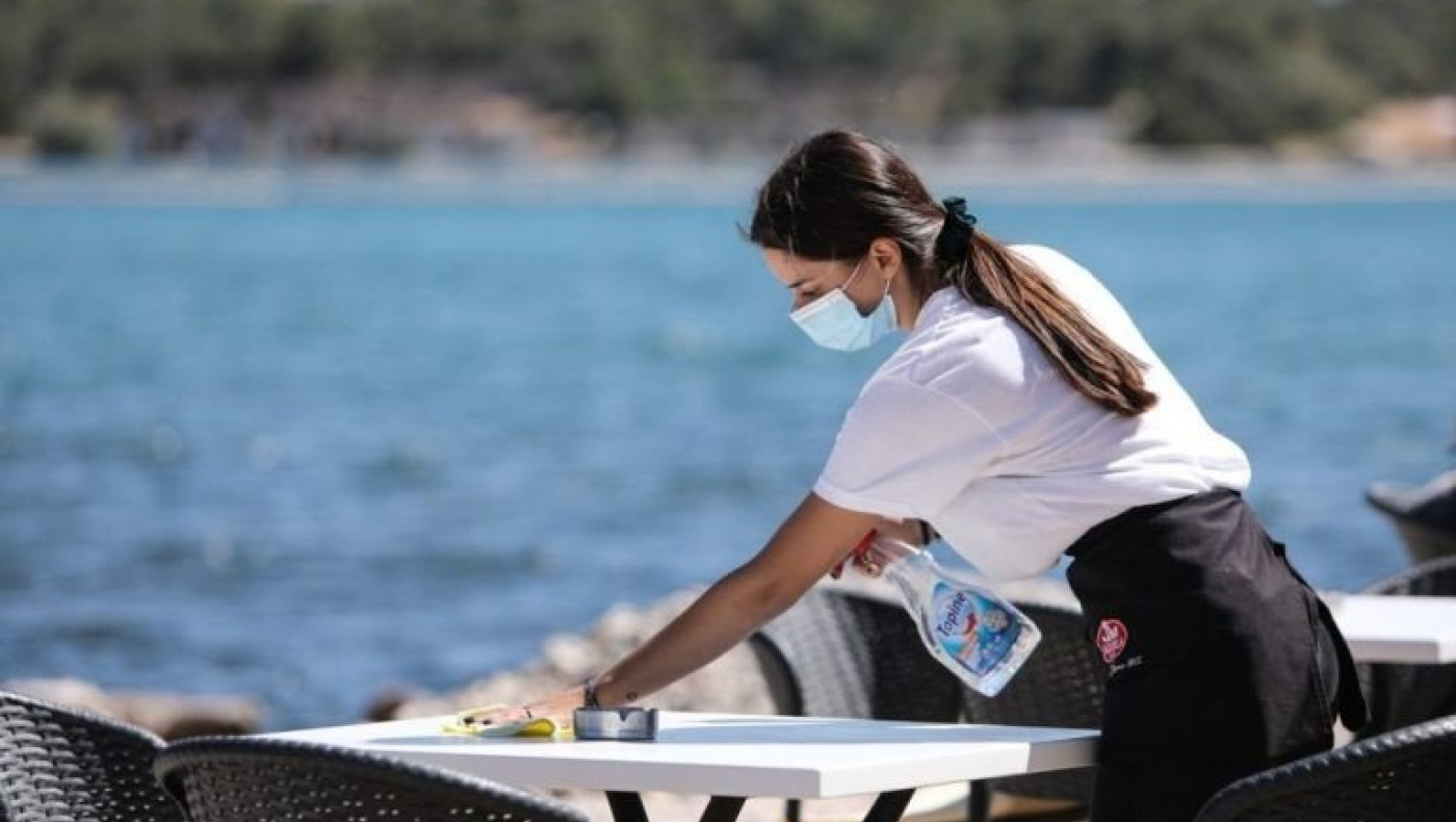 Ο υπέροχος κόσμου του κλάδου του τουρισμού: Απλήρωτες αποδοχές και εξαντλητικά ωράρια